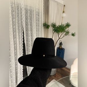 Janessa leone hat